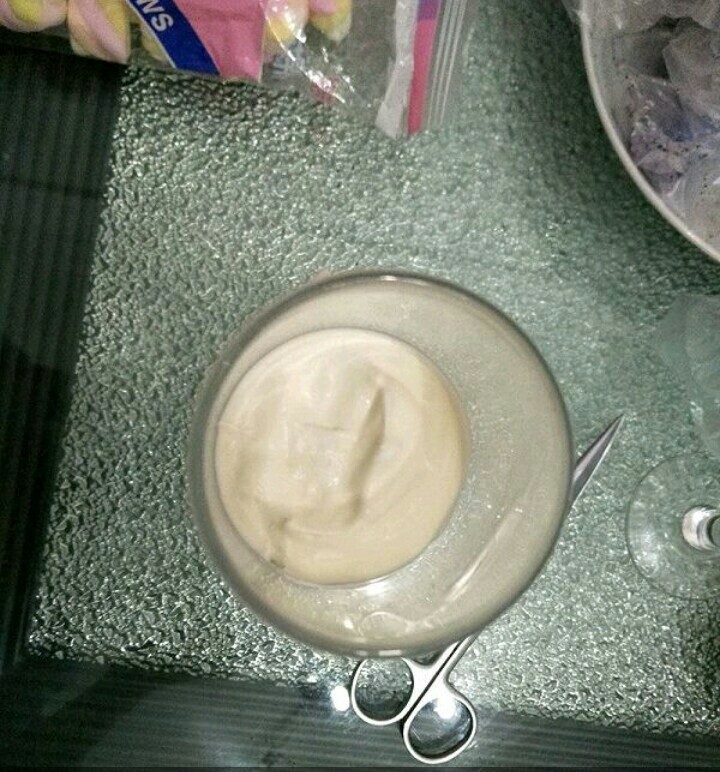 炫彩香甜木糠杯,挤上一层奶油,用勺子铺平表面。一层饼干碎一层奶油直到填到杯子的八分满左右。
