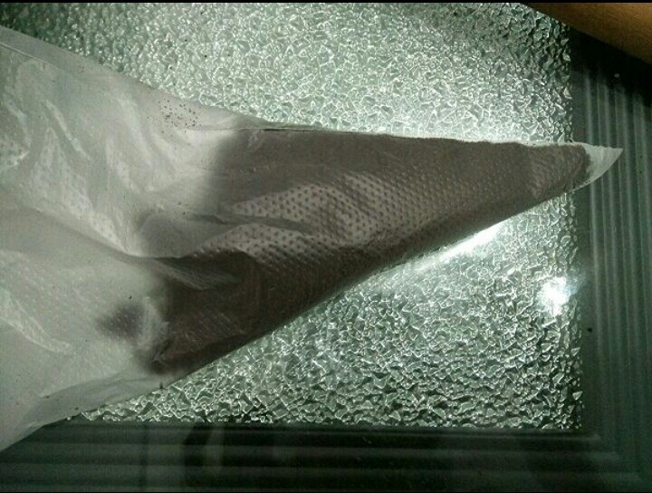 炫彩香甜木糠杯,将奥利奥碎装入裱花袋,剪个小口。