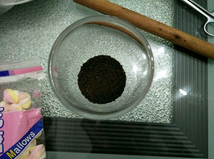 炫彩香甜木糠杯,杯子上挤上一层奥利奥碎，摇动杯子让饼干碎铺平整。