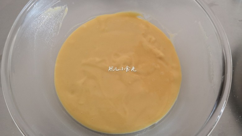 芒果蛋糕卷,筛入<a style='color:red;display:inline-block;' href='/shicai/ 548'>低筋面粉</a>混合到无干粉,无颗粒。做毛巾面的卷卷蛋黄糊一定要细腻不能有颗粒(没有搅拌均匀的小面疙瘩)