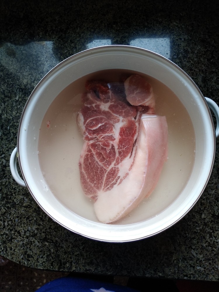 豆角土豆炖肉,<a style='color:red;display:inline-block;' href='/shicai/ 414'>猪肉</a>用冷水浸泡去除血水。