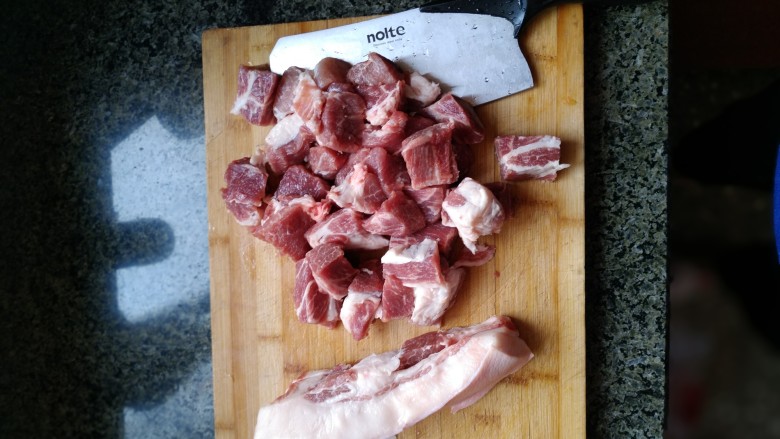 豆角土豆炖肉,沥干水分后瘦肉切块 ,肥肉待用。