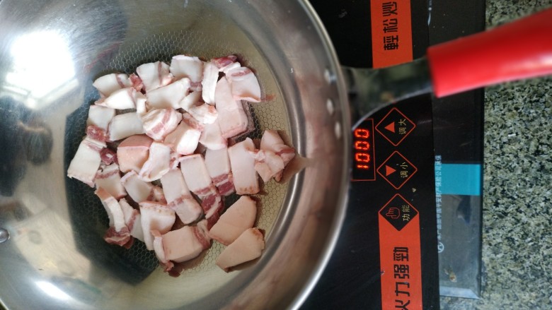 豆角土豆炖肉,锅子擦干净,把肥肉均匀的码放在锅里开小火炼油。