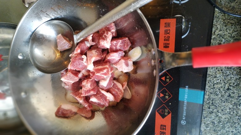 豆角土豆炖肉,肥肉完全炼好油之后,下瘦肉翻炒。