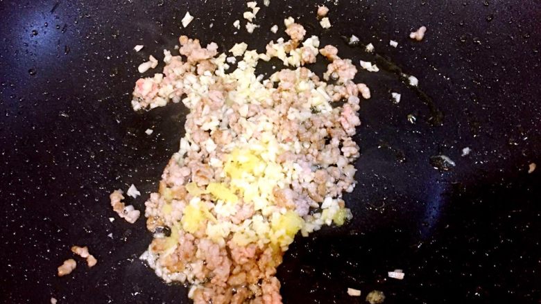 麻婆豆腐,肉糜炒至颜色开始变白,放入姜末和蒜末,翻炒出香味
