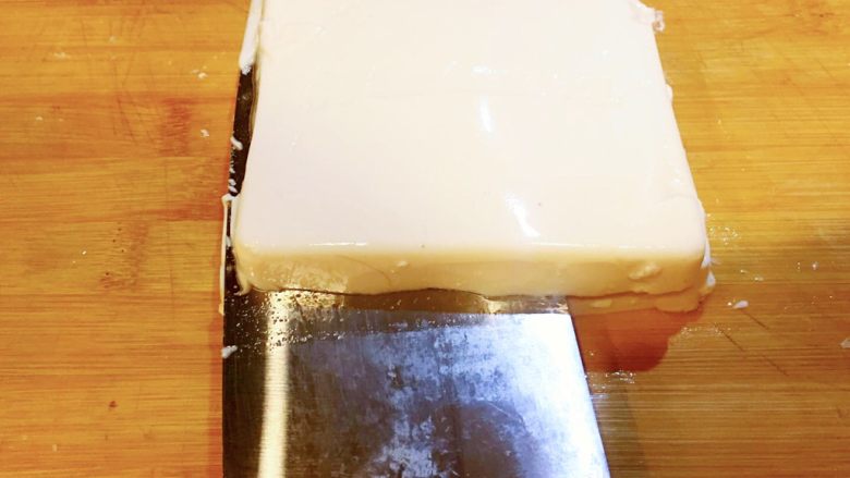 麻婆豆腐,对豆腐进行改刀,先在豆腐中间横切一刀