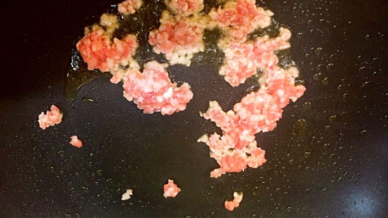 麻婆豆腐,放入肉糜,翻炒,火不要太旺