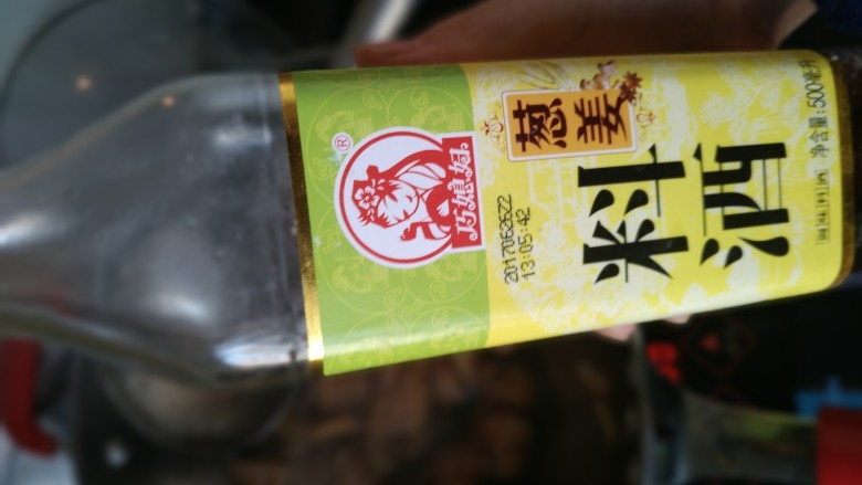 豆角土豆炖肉,加入料酒,翻炒均匀。