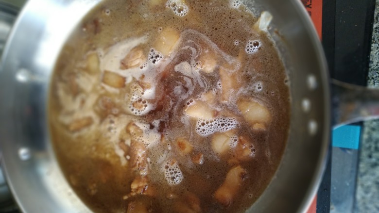 豆角土豆炖肉,加入温水,最好能没过肉。先大火炖,然后再改小火。炖制一个半小时。