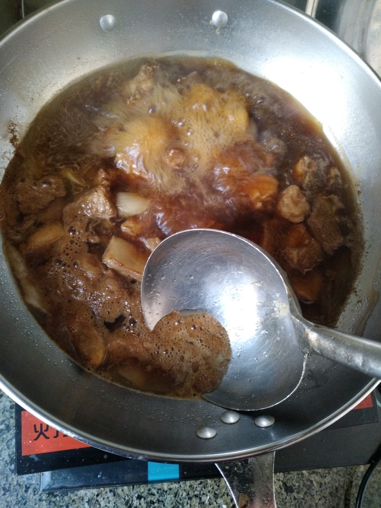 豆角土豆炖肉,开锅之后,撇去浮沫。
