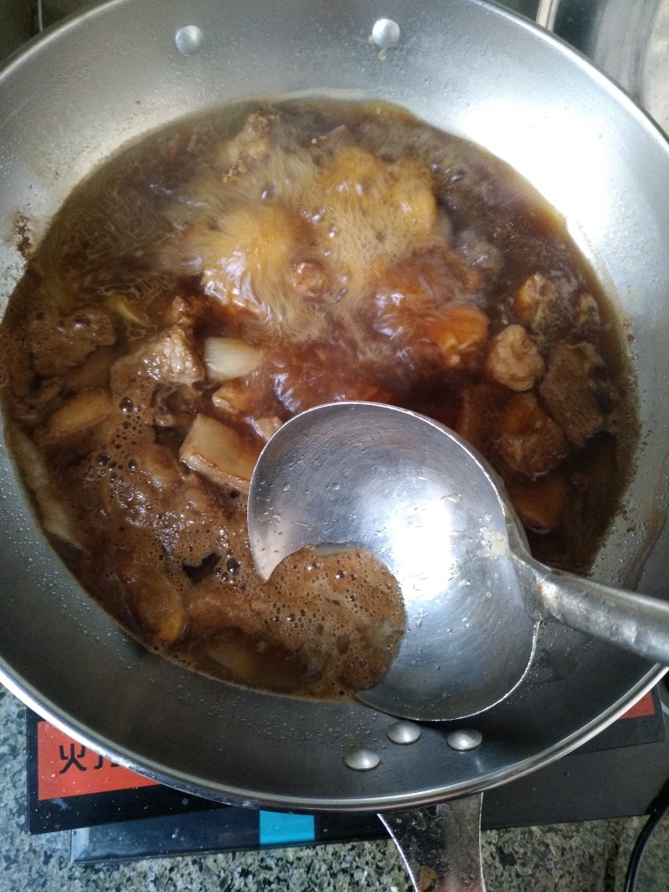 豆角土豆炖肉,开锅之后，撇去浮沫。