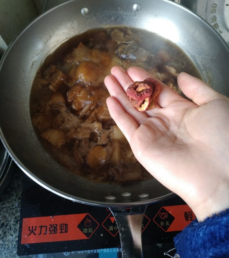 豆角土豆炖肉,加几片儿山楂可以使肉熟得更快。还能去除油腻感。