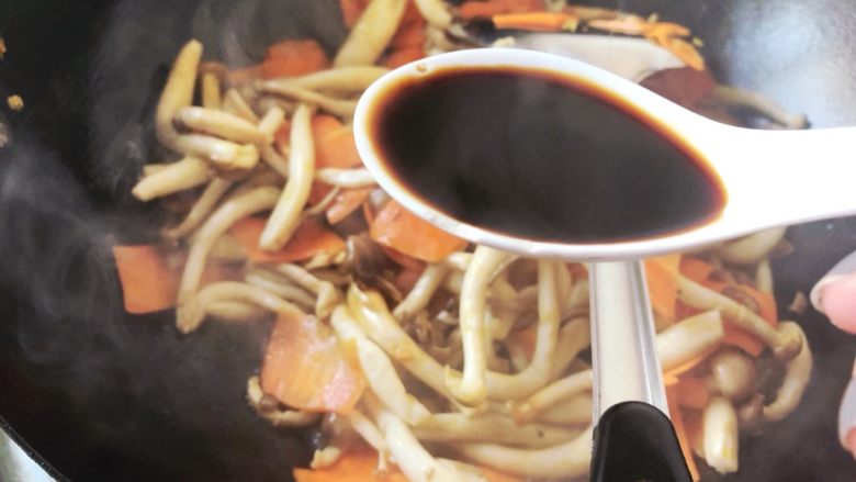 蔬食生活~蟹味菇胡萝卜,加入一勺<a style='color:red;display:inline-block;' href='/shicai/ 788'>生抽</a>