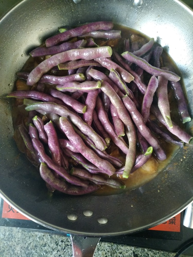 豆角土豆炖肉,锅中先放豆角炖一会儿,然后再放土豆。