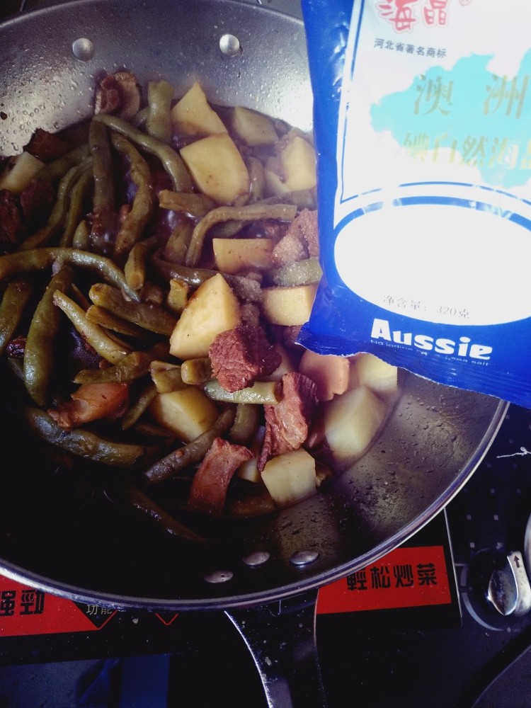 豆角土豆炖肉,土豆快要熟的时候再放盐,炖制时间长的东西一定不要加盐。放盐的数量没有规定如果觉得不准确的话,可以尝一尝。