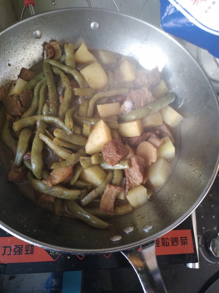 豆角土豆炖肉,放完盐之后,感觉汤汁有点变得粘稠就可以出锅了。