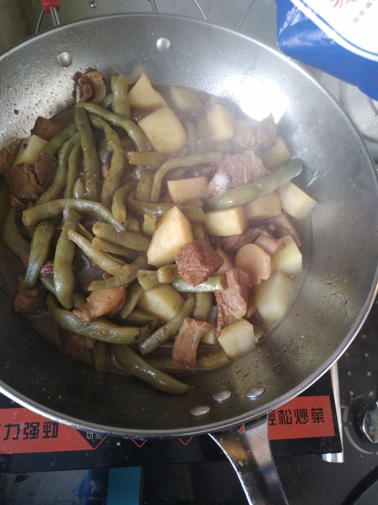 豆角土豆炖肉,放完盐之后，感觉汤汁有点变得粘稠就可以出锅了。