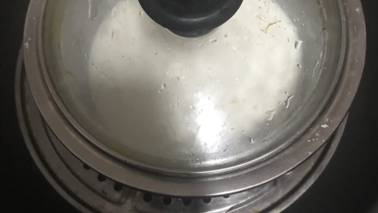 南瓜麻薯蜜豆软欧,上锅蒸15分钟,熟了之后揉成团放入冰箱冷藏