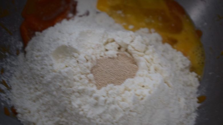 南瓜麻薯蜜豆软欧,先液体后粉类放置,面粉上挖个洞放上<a style='color:red;display:inline-block;' href='/shicai/ 731'>酵母</a>