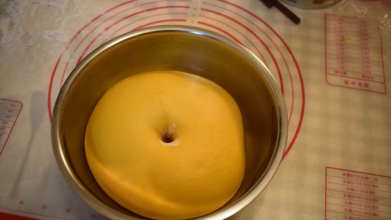 南瓜麻薯蜜豆软欧,面团盖上保鲜膜室温发酵2倍大,手指戳不回弹