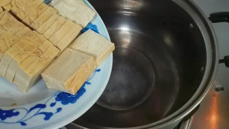 厨房挑战+素菜+香菜枸杞麻油香糕,小锅烧开水,放香糕烧开