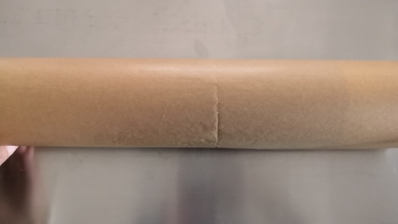 芒果蛋糕卷,将蛋糕卷起,放入冰箱冷藏一小时。