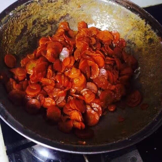 胡萝卜糖!,这时,已经能看出来快要出沙了,千万注意,必须小火不停的翻!不停的翻,否则容易糊的