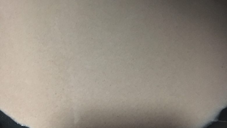 奥利奥可可毛巾卷,舀两勺糊在平底锅里,铺满整个锅底