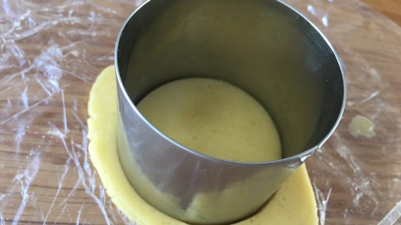 快手圣诞驯鹿饼干,将变硬的面皮取出来,擀成3毫米或者4毫米左右的面皮;用圆形慕斯圈刻出圆形生胚,剩下的面团重新揉圆、擀薄、刻模即可;