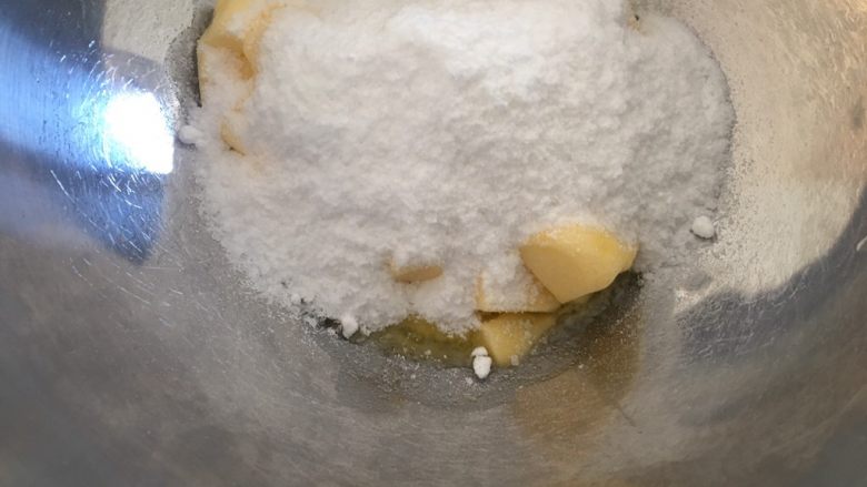 快手圣诞驯鹿饼干,糖粉加入黄油,先用刮刀将黄油和糖粉混合,避免到处飞溅。