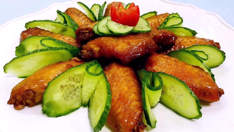 可乐炖鸡翅,用圣女果切成小花朵状摆在中间好美哦