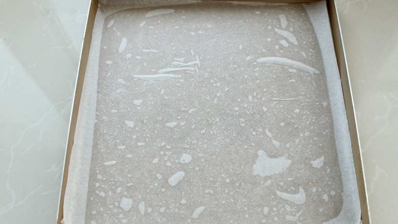 抹茶树桩蛋糕卷,剪裁一张和烤盘(28cm*28cm)同样大小的油纸,在烤盘里刷一层薄薄的<a style='color:red;display:inline-block;' href='/shicai/ 140122'>玉米油</a>,将油纸铺到烤盘中压平
