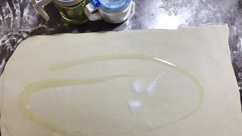 葱香小花卷,撒上油和盐,用手抹匀