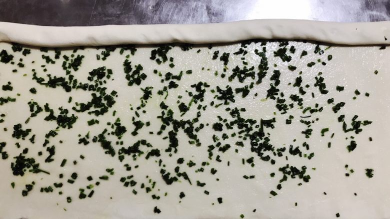 葱香小花卷,卷起,一定要卷紧,用力捏都没关系