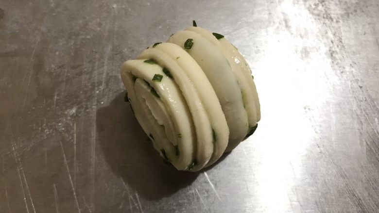 葱香小花卷,入蒸笼继续醒发至表面有些发粘,开火蒸制,上汽后13分钟可关火,焖3分钟开盖