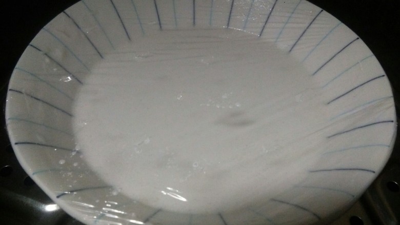 草莓大福,包上保鲜膜,用刀尖戳几个孔,上锅中小火蒸20分钟