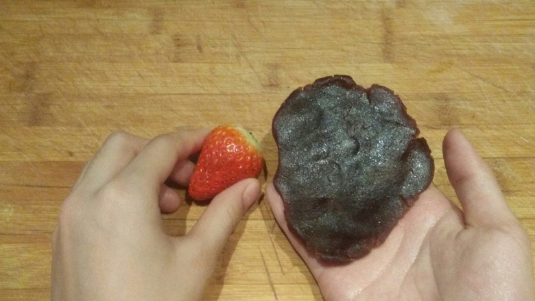 草莓大福,压扁,草莓尖头朝上大头朝下包入豆沙