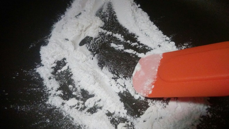草莓大福,小火炒,看到糯米粉变得微微发黄
你也会发现这二十分钟可以干好多事哈哈哈
