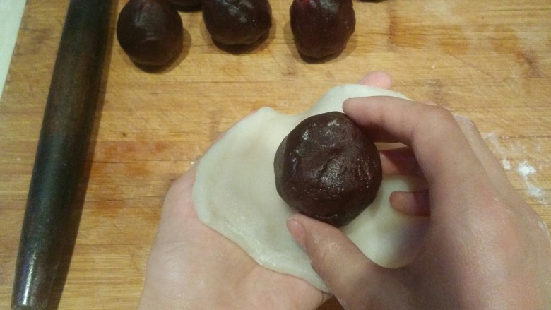 草莓大福,放入豆沙草莓馅,依旧尖头朝上