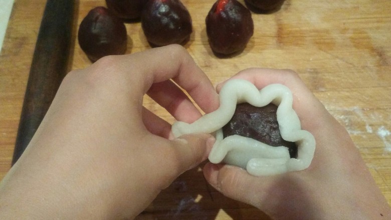 草莓大福,虎口一边收,另一只手一边提