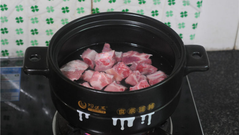 芋头土豆烧排骨,锅里放入冷水,排骨放进去