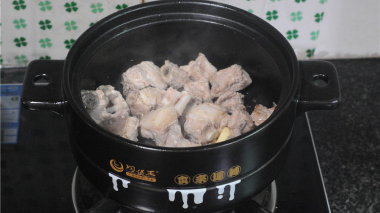 芋头土豆烧排骨,将排骨倒进锅里,翻炒至表面金黄