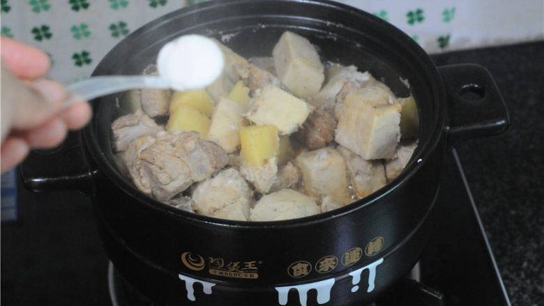 芋头土豆烧排骨,用筷子撮一下,芋头能撮进去就熟了,放盐调味,翻拌均匀