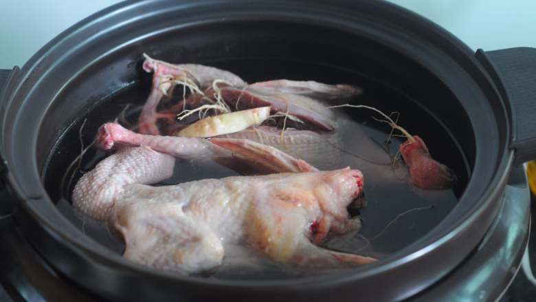 人参炖鹌鹑,砂锅不会干水,所以,水不用太多,刚刚跟食材平齐即可