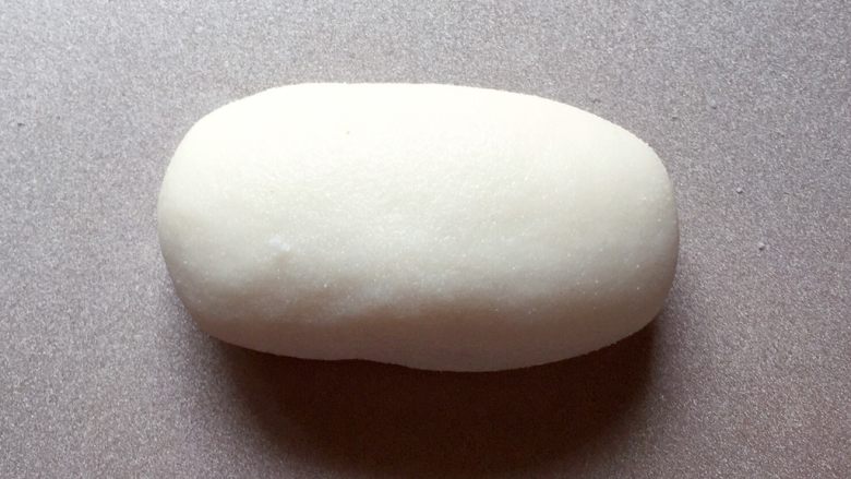 乡味+温州油蛋,取一个剂子,用两手掌心搓成椭圆形。