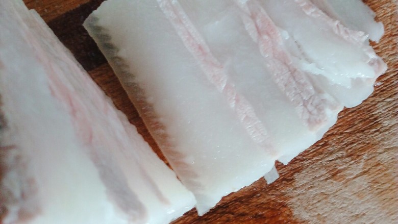 蒜苗回锅肉,猪肉煮好后,切薄片