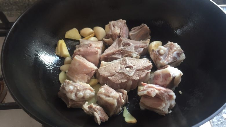 天冷必吃之一锅炖羊肉萝卜,在倒入羊骨肉一起炒均匀,