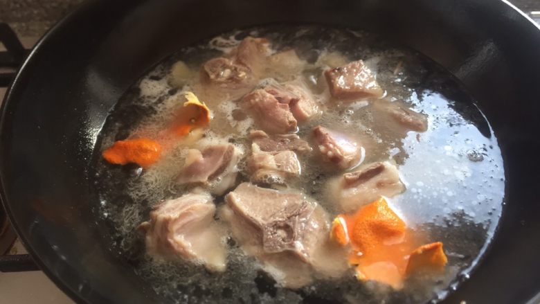 天冷必吃之一锅炖羊肉萝卜,加入适量水,干橘子皮,