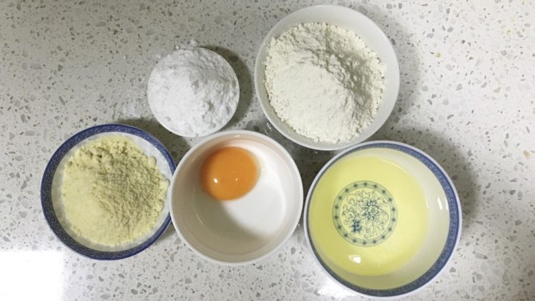 杏仁酥饼,准备好原材料,鸡蛋取蛋黄,细砂糖磨成糖粉,小苏打与<a style='color:red;display:inline-block;' href='/shicai/ 548'>低筋面粉</a>混合均匀