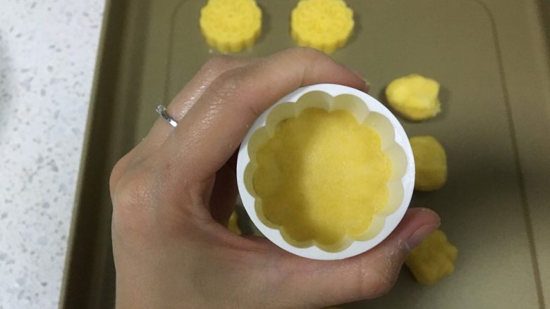 杏仁酥饼,把小面团放进去月饼模具中,按压,然后按压取出面团